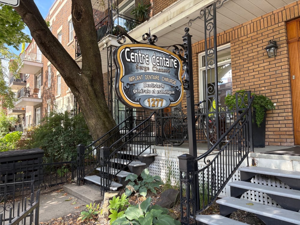 Front entrance of Centre Dentaire Serge Chaussé